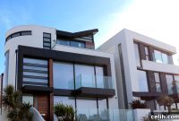 Seamless Glass Walls: Bridging Indoors and Out with Light and Landscape