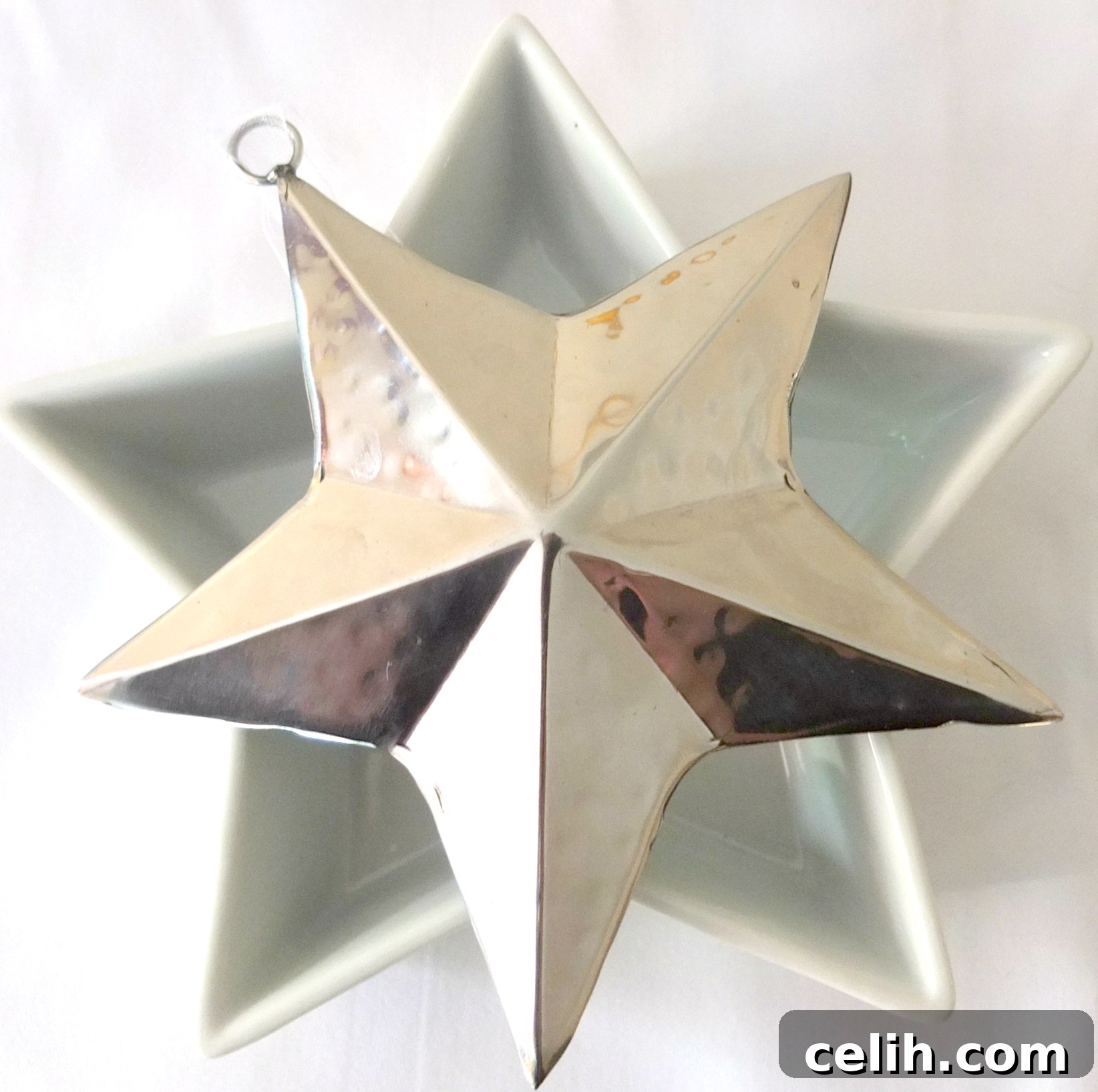 Simple table decoration idea for Christmas with a star-on-star theme
