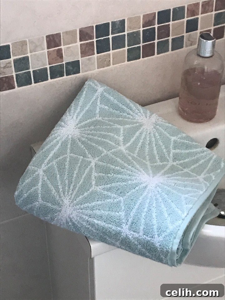 Close-up of the Madrid luxury jacquard hand towel in its elegant peppermint shade, showcasing the quality and design detail.