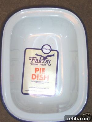 falcoln-enamel-pie-dish Traditional Falcon Enamel Pie Dish for rustic charm